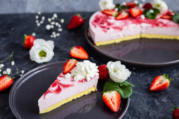 用草莓和花装饰的草莓蛋糕图片下载