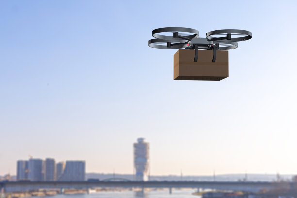 运送无人机在城市上空飞行图片下载