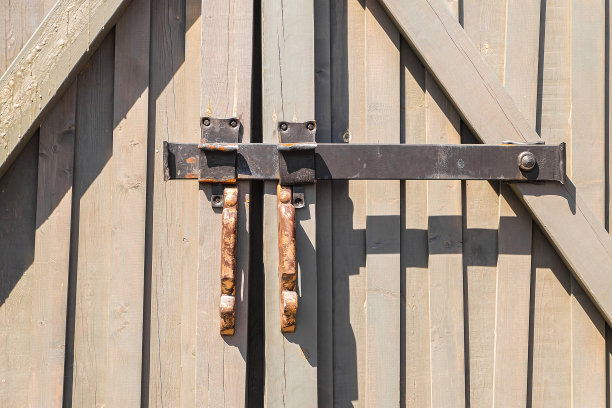 老式木门上的头顶螺栓。补丁锁。图片下载