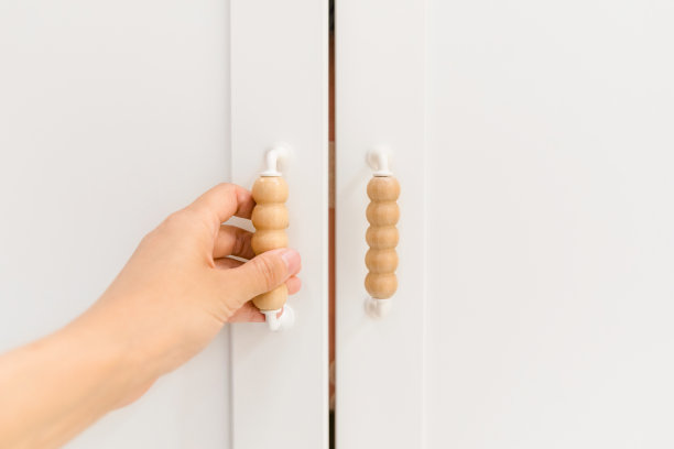 人的手碰到了壁橱的门把手图片下载