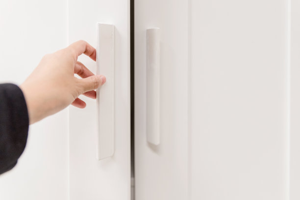 人的手碰到了壁橱的门把手图片下载