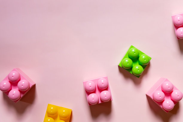 蓝色背景上的彩色塑料小孩构造器。给孩子们的积木上色。平铺顶视图复制空间。塑料积木背景。开发玩具、游戏图片下载