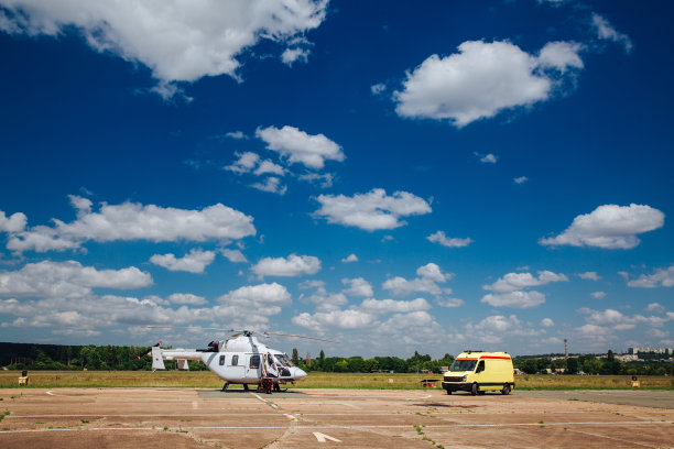 一架直升机和一辆救护车在跑道上。图片下载