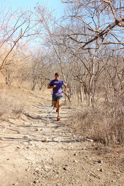 中年男子跑步和徒步旅行图片下载