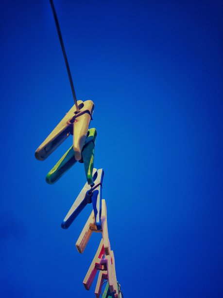 用来挂衣服的彩色衣夹挂在绳子上图片下载