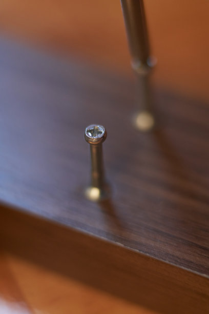 螺钉嵌入木材。在家组装家具。木工会话。图片下载