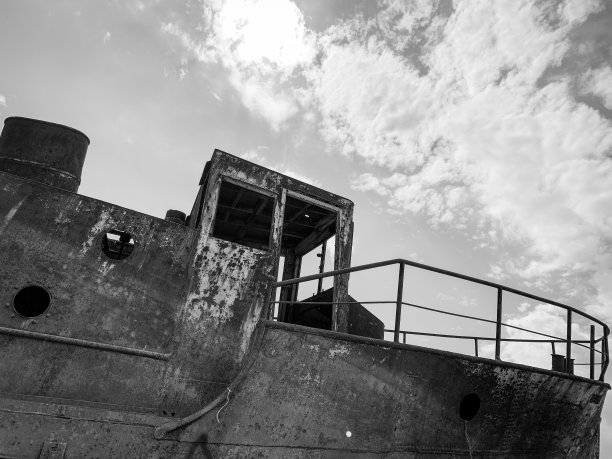 生锈的旧船残骸搁浅在岸边图片下载