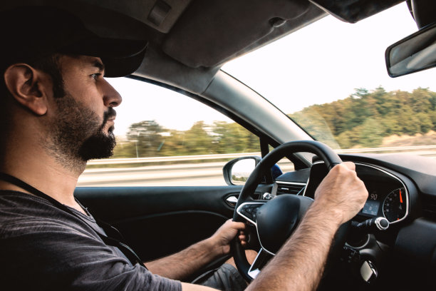 人驾驶汽车的侧视图图片下载