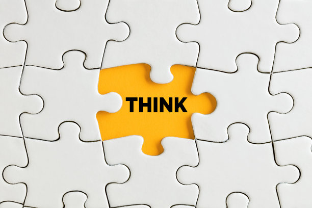“想”这个词写在黄色缺失的拼图上。思考一个创造性的解决方案图片下载