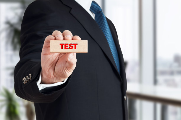 商人展示了一个带有测试信息的木块。图片下载