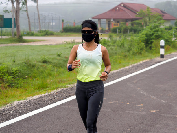 在户外跑步时戴口罩的女性图片下载