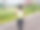 在户外跑步时戴口罩的女性图片下载
