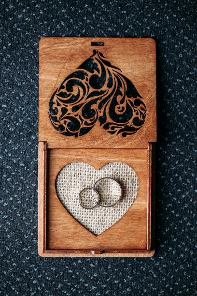 金婚戒背景。复古心形木箱。图片下载