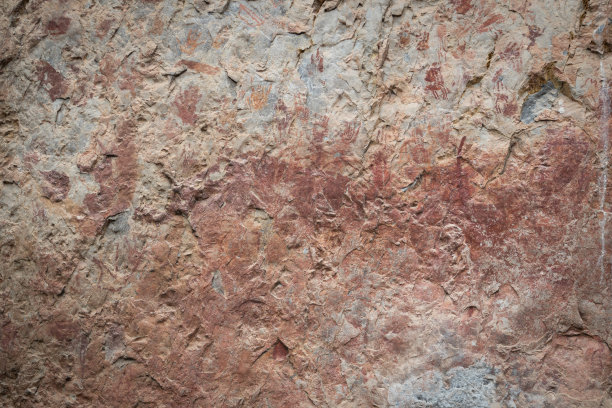 古代艺术家在悬崖峭壁上的绘画图片下载