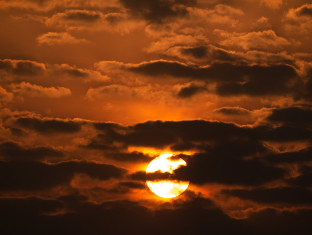 一个多云的日子，太阳从图片下面升起图片下载