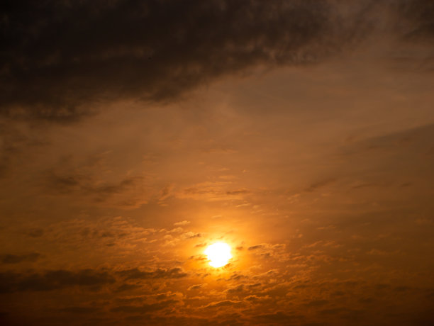 一个多云的日子，太阳从图片下面升起图片下载