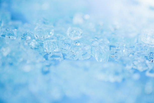 选择性聚焦，蓝色背景上的玻璃碎片的模糊照片。抽象简约的概念。空间的文本图片下载