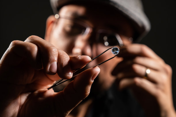 熟练工人在加工钻石图片下载