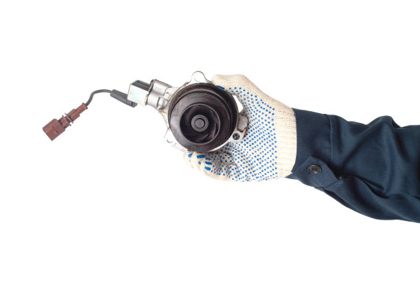 穿制服的汽车锁匠手里拿着一个白色背景的汽车水泵，孤立无间。汽车水泵磨损概念图片下载