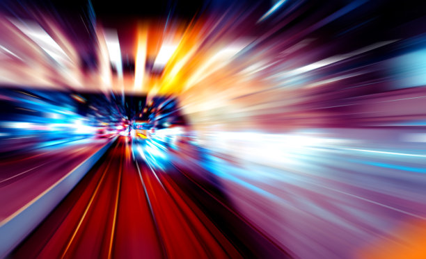 城市夜间交通灯轨迹的抽象图像图片下载