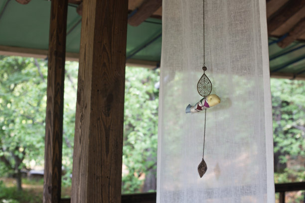 韩国传统房屋的窗帘随风飘动。图片下载