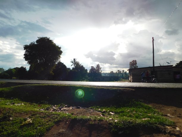 天空映衬下的城市全景图片下载