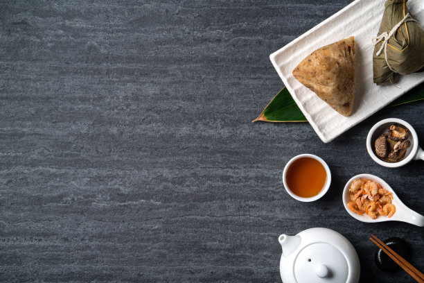 粽子粽子俯视图为端午节上方以黑色为背景。图片下载