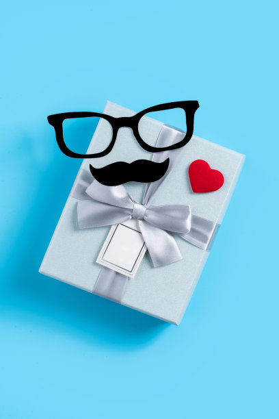 父亲节礼物设计理念。蓝色桌子背景上的纸装饰俯视图。图片下载