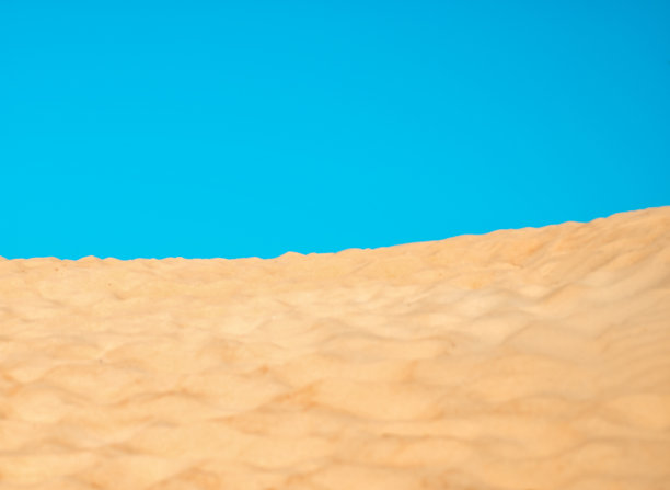 沙丘和蓝天。自然背景图片下载