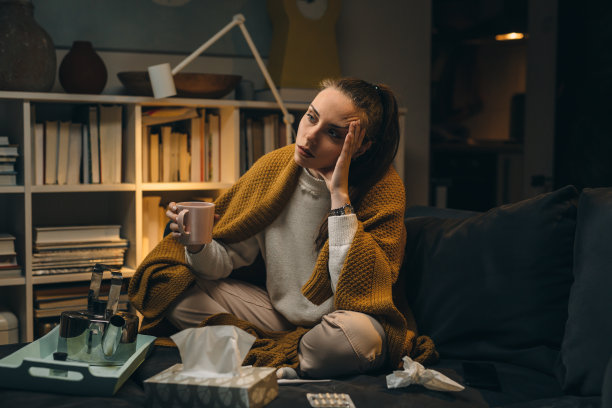 女人在家里。晚上的场景图片下载