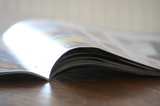 翻开书，看到左边的倒影图片下载