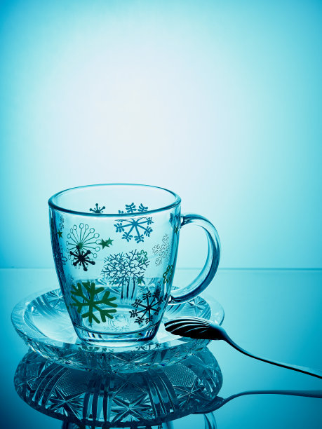 镜面反射的杯子。蓝色背景的杯子图片下载