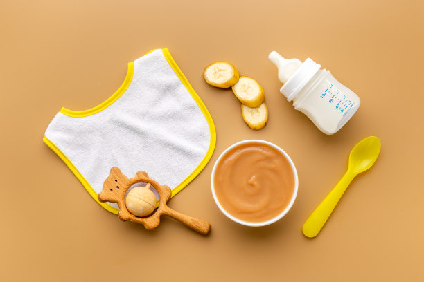 新鲜婴儿果泥和牛奶瓶。俯视图图片下载