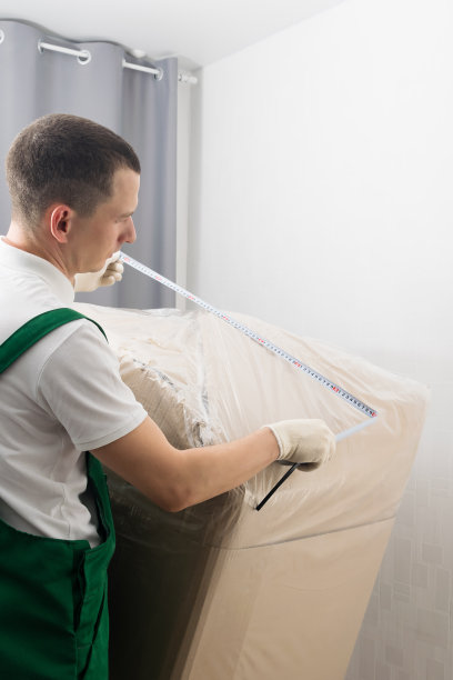 发货部门在发货前进行测量，侧视图图片下载