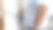 一名年轻女医生白天在医生办公室用卷尺给一个胖子量腰围的照片。图片下载