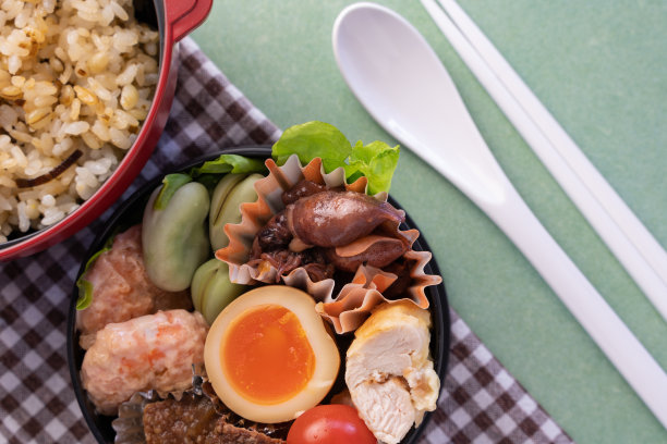 为妻子做虾蛋黄酱午餐(圆形的绿色)图片下载