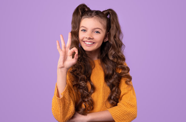 开朗的青少年表现出ok的姿态图片下载