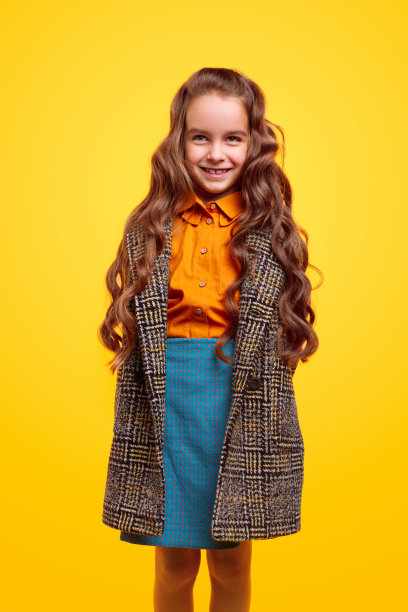 穿着暖和外套的开朗的女学生图片下载