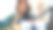 十几岁的亚洲女孩影响者用智能手机播放吉他音乐，用麦克风录音供在线观众在家收听。图片下载
