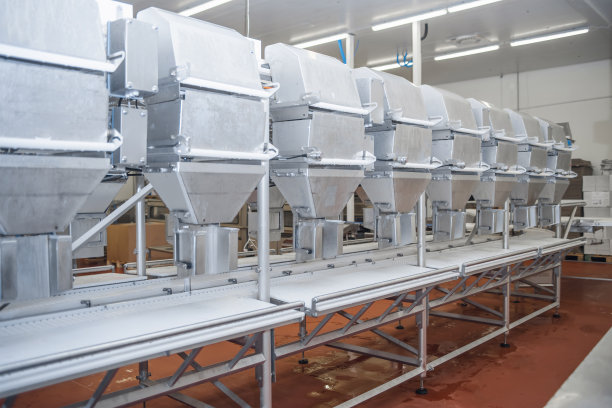 工业生产削减了大量的肉。自动化生产线家禽设备。肉类加工厂。图片下载