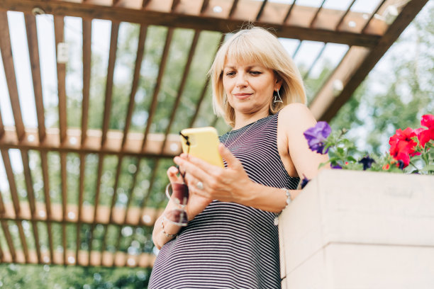 女人用手机发在线短信图片下载