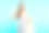 20多岁的漂亮女人，穿着购物包，显示金色信用卡，孤立在蓝色背景图片下载