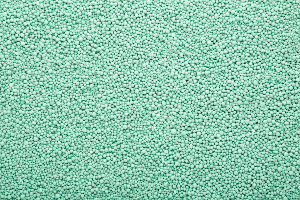 绿色复合肥料颗粒背景。产品适用于蔬菜、花卉、植物的根饲。特写镜头。自顶向下的观点。图片下载