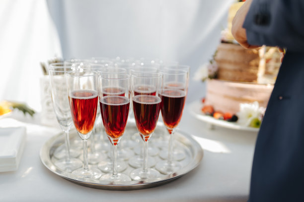 在一场活动中，用托盘盛着饮料图片下载