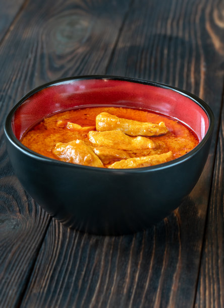 一碗泰国红咖喱鸡图片下载