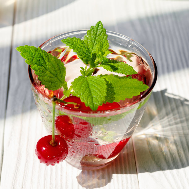 新鲜清凉的成熟多汁的樱桃浆果饮料图片下载