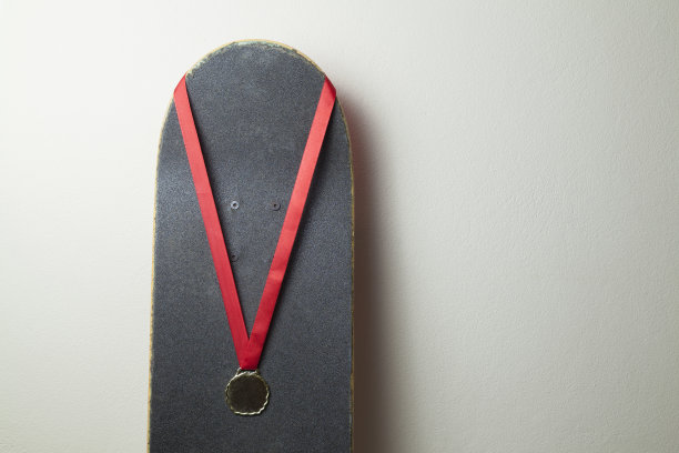 墙上有一块带金牌的滑板。图片下载