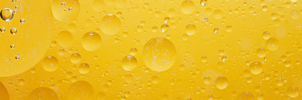 油与泡沫在明亮的黄色背景。抽象的背景。图片下载