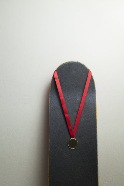 墙上有一块带金牌的滑板。图片下载