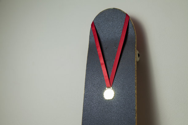 墙上有一块带金牌的滑板。图片下载